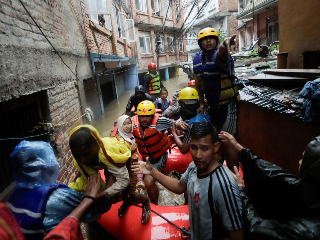 Al menos 32 personas muertas y 12 desaparecidas por inundaciones y deslizamientos de tierra en Nepal
