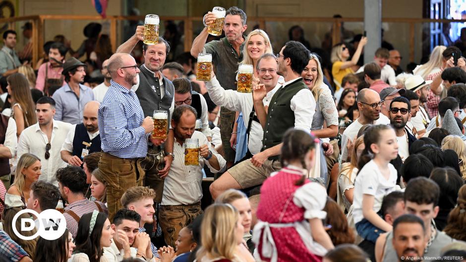 Alemania: La cerveza Oktoberfest comienza a circular en medio de fuertes medidas de seguridad
