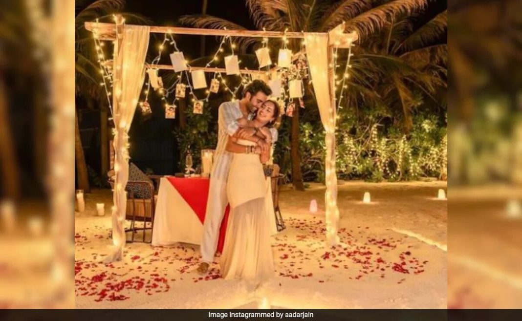 Alerta de amor: nuevo día, nuevas fotos de la propuesta de matrimonio en la playa de Aadar Jain y Alekha Advani
