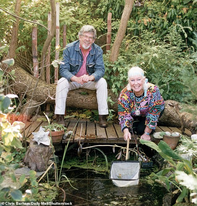 Rolf Harris con su esposa Alwen en su jardín en Berkshire, donde ella recibía atención de enfermería las 24 horas.