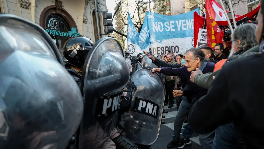 Argentina: Reprimen a jubilados durante protesta por veto de Javier Milei - teleSUR
