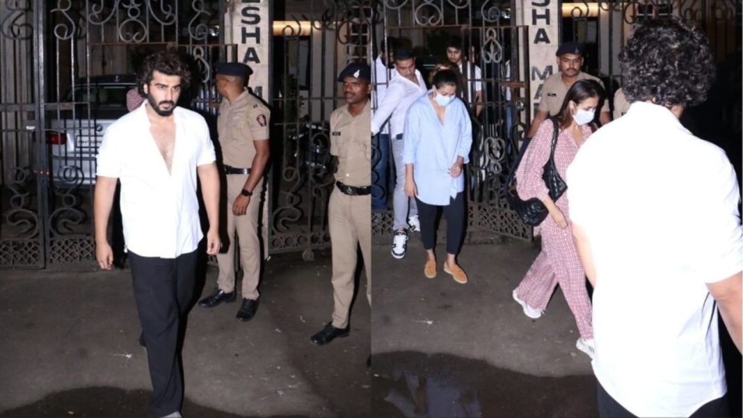 Arjun Kapoor acompaña a su exnovia Malaika Arora hasta el auto después de que ella sale de la casa de su padre; Kareena Kapoor y Karisma Kapoor también son vistas
