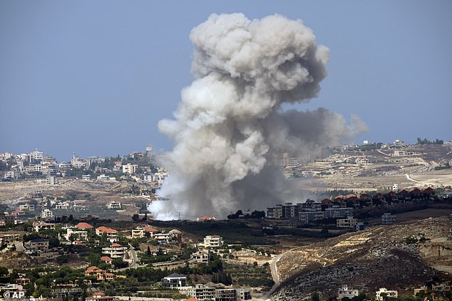 El humo se eleva desde el bombardeo israelí sobre las aldeas del distrito de Nabatiyeh, visto desde la ciudad sureña de Marjayoun