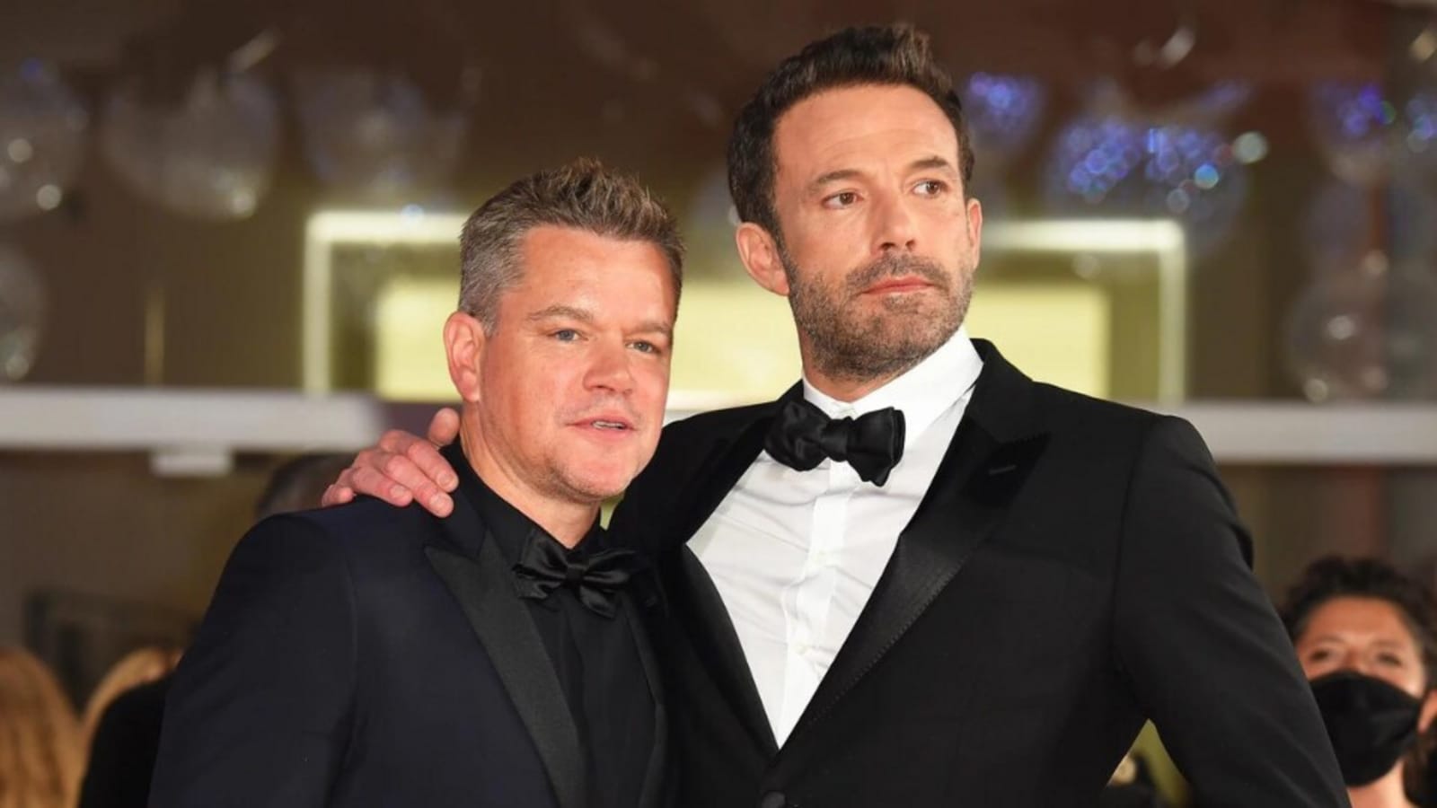 Ben Affleck y Matt Damon protestan después de que su película Kiss the Future fuera descalificada de los Oscar 2025 por una regla poco clara
