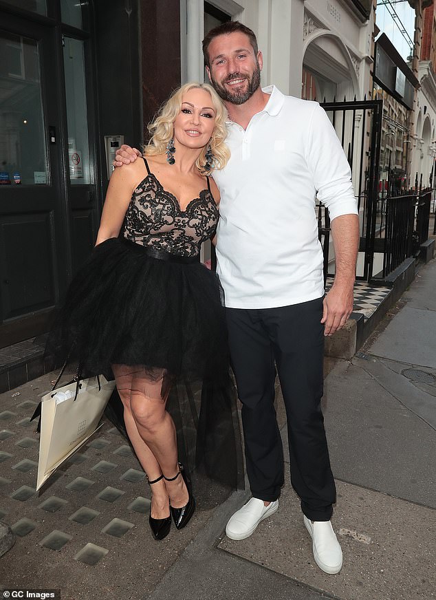 El jugador internacional de rugby retirado Ben Cohen dijo ante un tribunal que está luchando para salvar la casa de su familia y su relación con la bailarina profesional Kristina Rihanoff después de que ella fuera sorprendida conduciendo sin seguro.