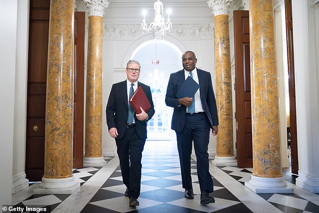 El primer ministro británico, Sir Keir Starmer, y el ministro de Asuntos Exteriores británico, David Lammy, en la residencia del embajador británico en Washington