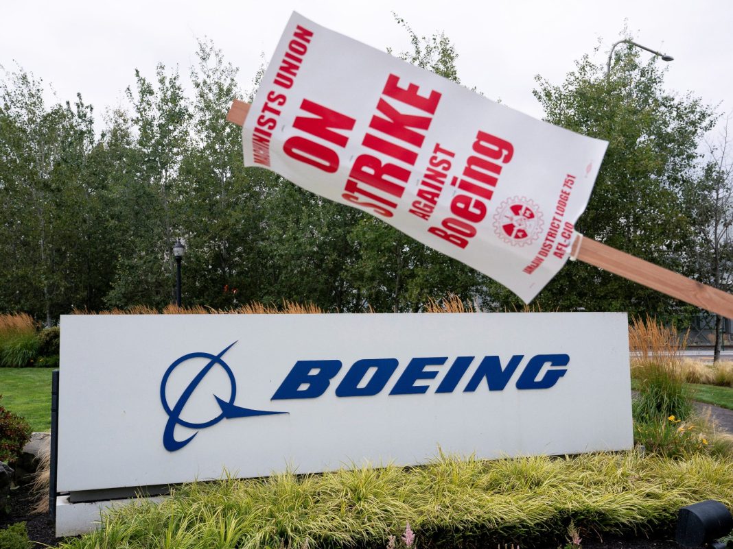 Boeing congela contrataciones y considera suspensiones temporales para reducir costos en huelga laboral
