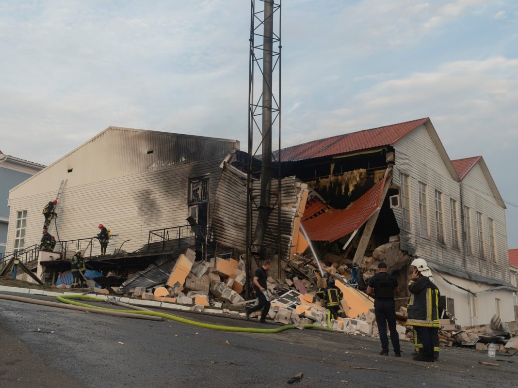 Bombardeo ruso alcanza Kiev, ataque ucraniano destruye escuela
