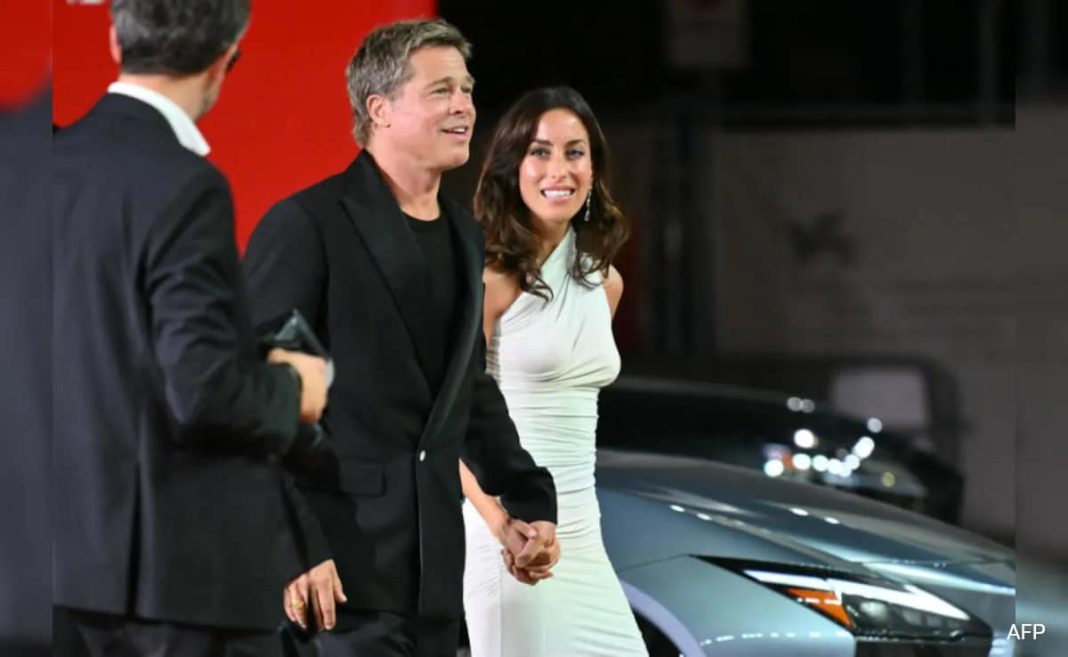 Brad Pitt y su novia Inés de Ramón hacen oficial su paso por la alfombra roja del Festival de Cine de Venecia
