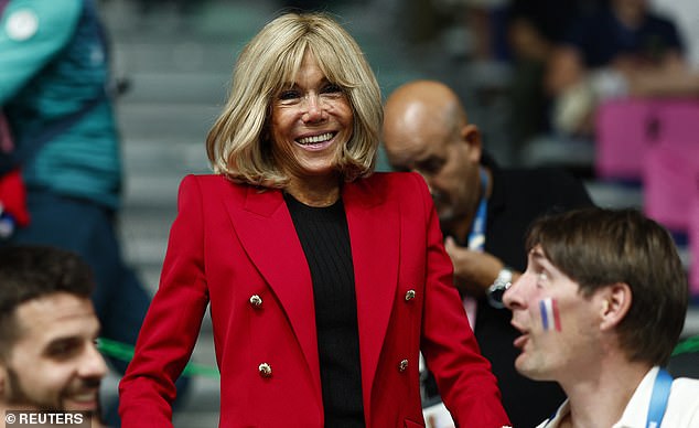 La primera dama francesa, Brigitte Macron, recibió £6,750 en daños y perjuicios por la falsa afirmación viral de que ella es un hombre transgénero