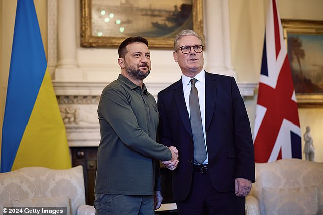 Sir Keir Starmer con el presidente ucraniano Volodymyr Zelensky. El primer ministro merece un gran elogio por su determinación de ayudar al presidente Volodymyr Zelensky a llevar la lucha a Moscú.