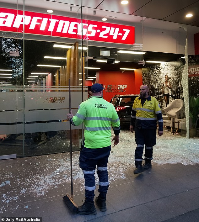 Los trabajadores del CBD de Sídney quedaron conmocionados cuando un todoterreno negro atravesó una intersección y atravesó la ventana de un gimnasio el martes.