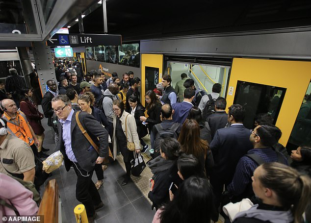 Cientos de viajeros se enfrentan a largas demoras durante las horas pico después de que un niño fuera encontrado herido en las vías del tren en el oeste de Sydney (imagen de archivo)