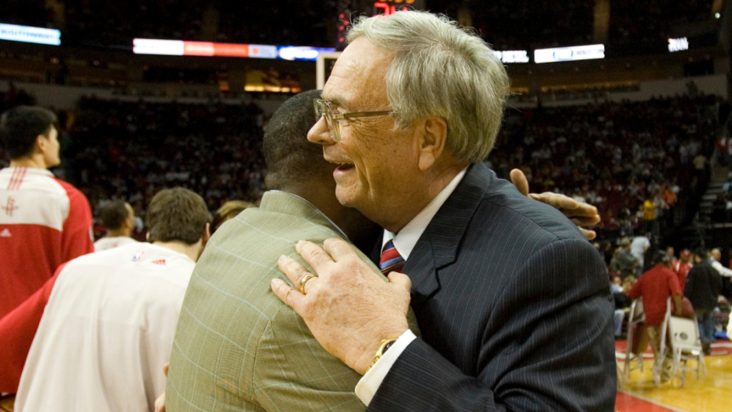 Carroll Dawson, veterano entrenador asistente y gerente general de los Rockets, muere a los 86 años
