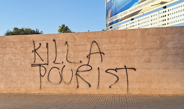 Durante el verano aparecieron en un muro de Mallorca unos grafitis siniestros