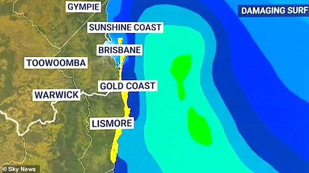 Un sistema meteorológico de baja presión (que se muestra en este mapa meteorológico) a 250 km de la costa de Gold Coast continúa empujando vientos de 100 km/hora a lo largo de las zonas costeras.