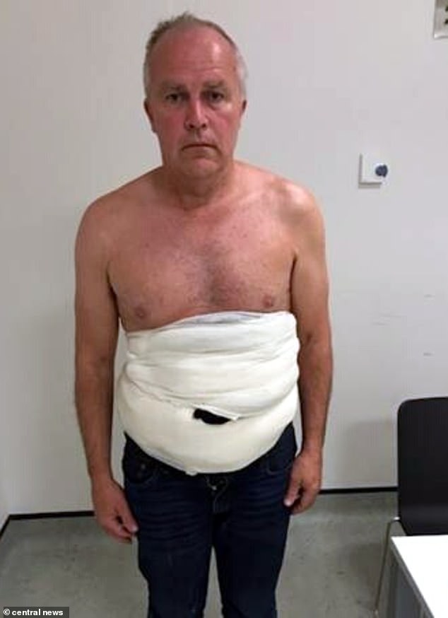 Jeffrey Lendrum, de 63 años, fue interceptado en Heathrow en 2018 con 19 huevos de halcón, águila y buitre atados a su pecho, dos de los cuales ya habían eclosionado.