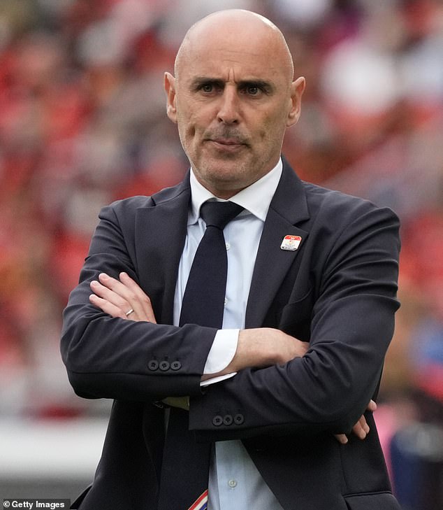 Se forjó una reputación temible como un hombre duro en el fútbol durante sus días como jugador, y parece que nada ha cambiado cuando se trata de Kevin Muscat, el entrenador (en la foto).