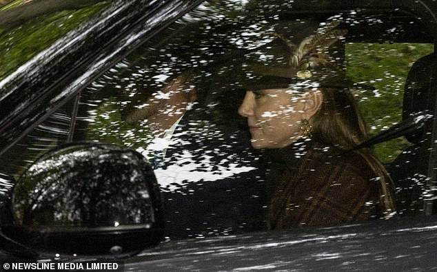 En la imagen: la Princesa de Gales fue conducida ayer por el Príncipe William a la iglesia Crathie Kirk, cerca de Balmoral.