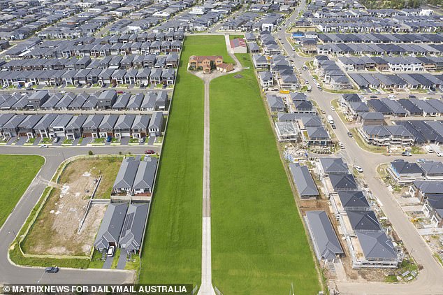 La casa de Quakers Hill ocupa 1,99 hectáreas y tiene un majestuoso camino de acceso de 200 m de largo, estilo Castillo de Windsor, que atraviesa el enorme césped hasta la puerta principal.