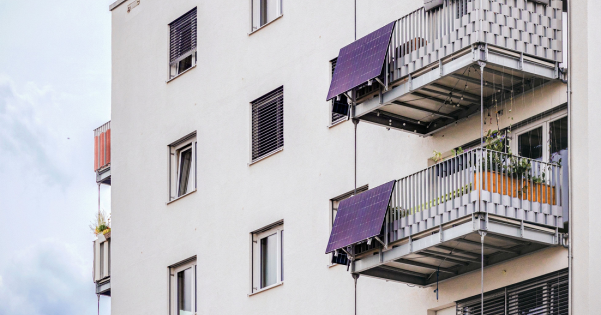 Continúa el auge de los paneles solares en balcones: se instalan 152.000 unidades más en Alemania
