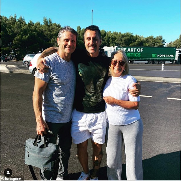 Los padres de Pearce, Wayne y Terri (en la foto juntos), llamaron a un susurrador de fantasmas para limpiar la casa familiar cuando su carrera futbolística apenas comenzaba.