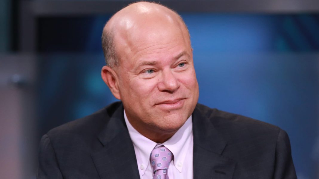 David Tepper dice que la Fed tiene que recortar las tasas al menos dos o tres veces más para mantener la credibilidad
