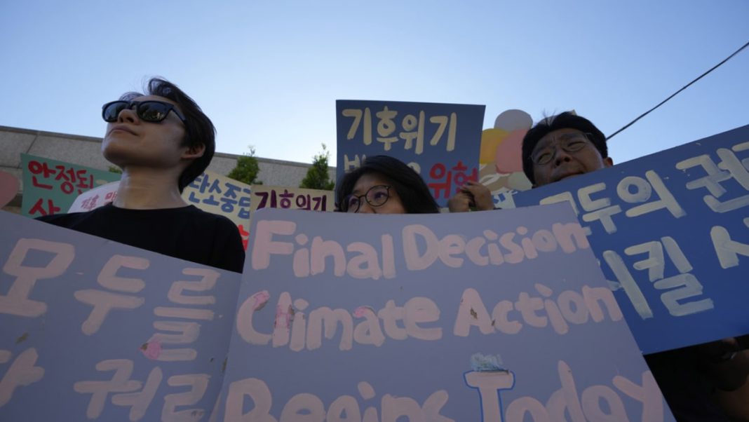 Decenas de miles de personas protestan en Corea del Sur por la falta de avances climáticos
