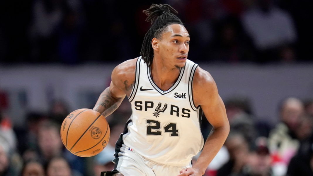 Devin Vassell de los Spurs, recuperándose de una cirugía en el pie, se perderá el inicio de la temporada 2024-25
