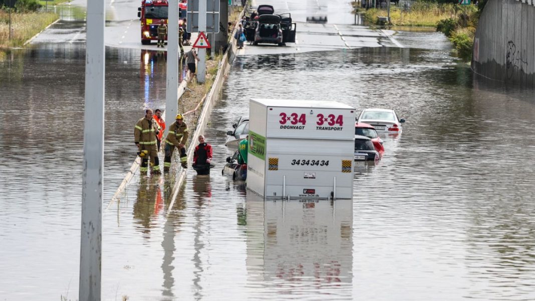 Dinamarca limpia los daños causados ​​por las inundaciones 
