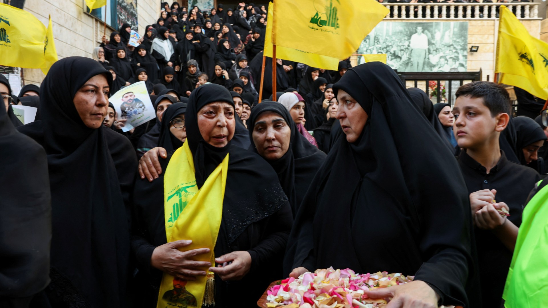 Dolor, inquietud y luego miedo: cuando una bomba israelí cayó en un funeral en Beirut
