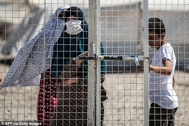 Hay 34 australianos detenidos en campos de detención en el norte de Siria (en la foto, una mujer en el campo de al-Hol en el noreste de Siria)