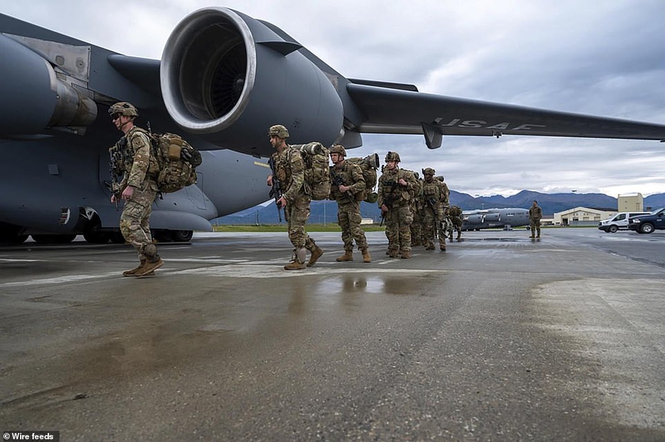 El aumento de la presencia de aviones y buques militares rusos cerca de territorio estadounidense ha obligado a Estados Unidos a trasladar 130 soldados y lanzacohetes móviles a una isla desolada de Alaska. Ocho aviones militares rusos y cuatro buques de guerra, incluidos dos submarinos, se han acercado a la 