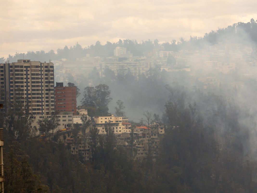 Ecuador lucha contra incendios forestales cerca de la capital mientras la sequía azota Sudamérica
