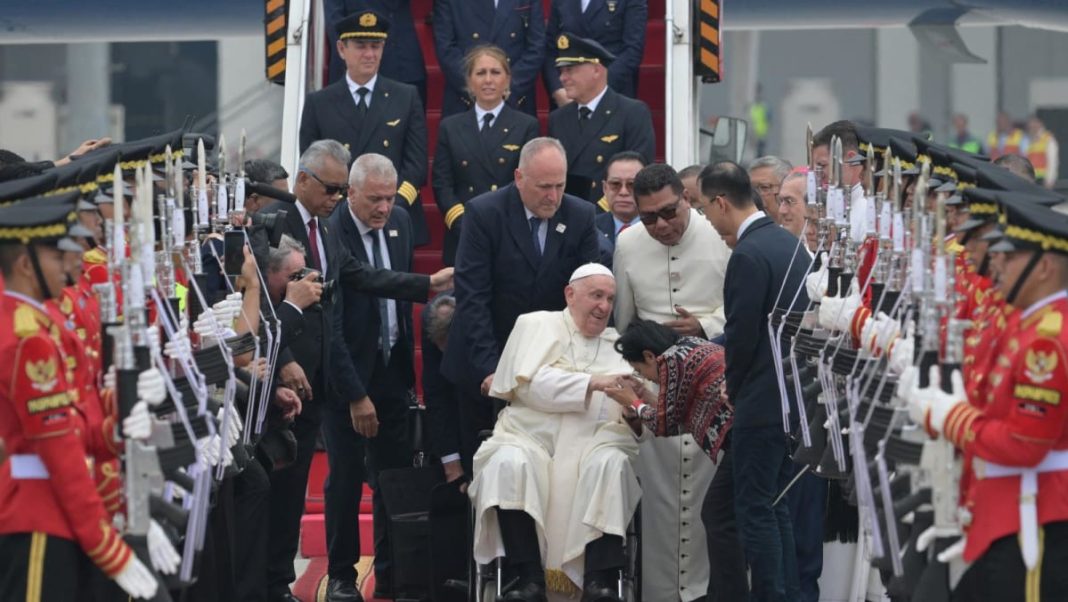 El Papa Francisco llega a Indonesia, de mayoría musulmana, para iniciar gira por Asia y el Pacífico
