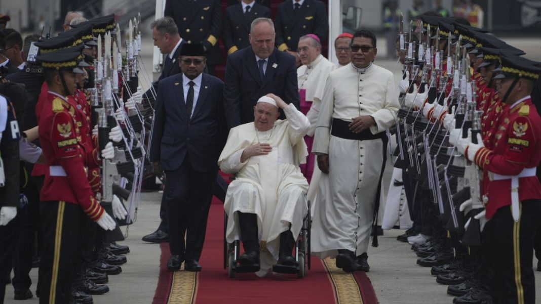 El Papa inicia en Indonesia una gira por Asia para promover el diálogo interreligioso
