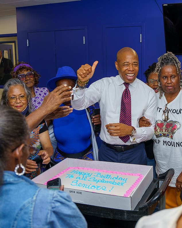 Eric Adams, de la ciudad de Nueva York, visita el Centro para adultos mayores ARC A. Philip Randolph el mismo día en que se declaró inocente de cinco cargos federales de corrupción.