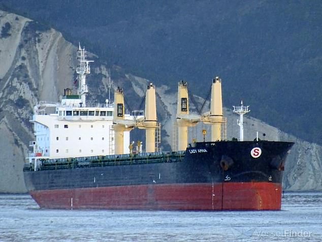 Un carguero ruso (en la foto) cargado de explosivos fue avistado frente a la costa de Kent