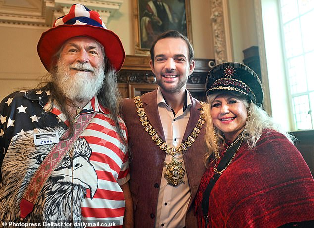 Melody y John Hennessee con el alcalde Micky Murray (centro) durante la recepción cívica del lunes en el Salón Cívico de Belfast