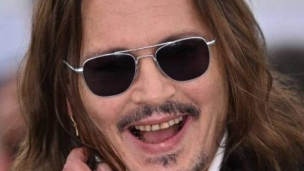 El cambio de imagen de los dientes 'podridos' de Johnny Depp: nuevos dientes perlados brillan en un video; los fans quedaron impresionados
