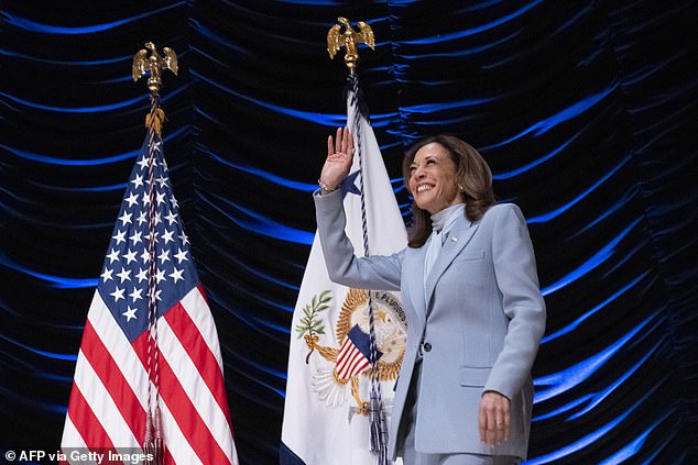 La vicepresidenta Kamala Harris le está arrebatando la delantera al expresidente Donald Trump en los estados clave, según sugiere una nueva encuesta