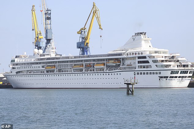 El Odyssey, un crucero estadounidense operado por Villa Vie Residences, atracó en las instalaciones de reparación de barcos de Harland & Wolf en el puerto de Belfast el 30 de agosto.