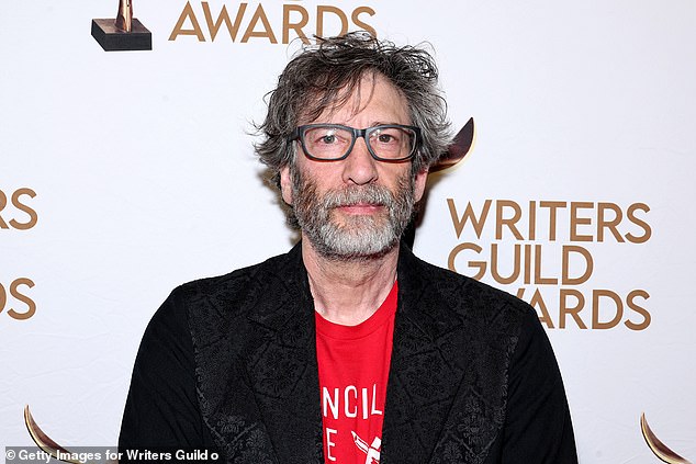 Según se informa, la producción del drama de Amazon Good Omens se ha suspendido a raíz de las acusaciones de conducta sexual inapropiada contra el cocreador del programa, Neil Gaiman. Gaiman niega las acusaciones