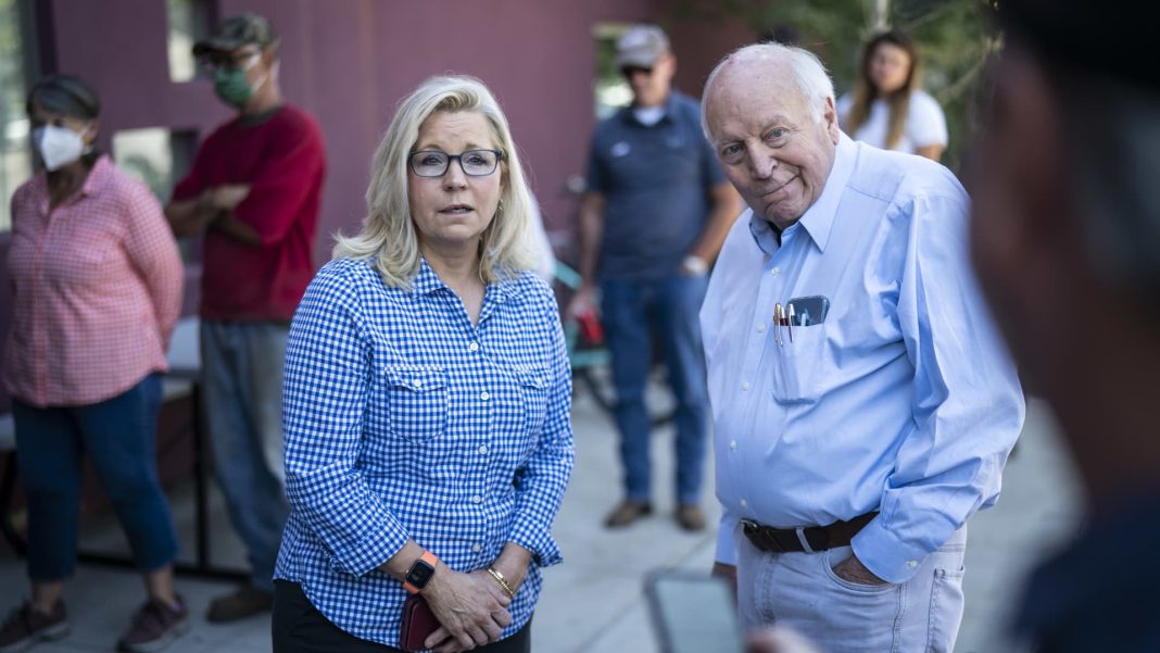 El ex vicepresidente Dick Cheney, republicano, votará por Kamala Harris en noviembre, dice su hija Liz Cheney
