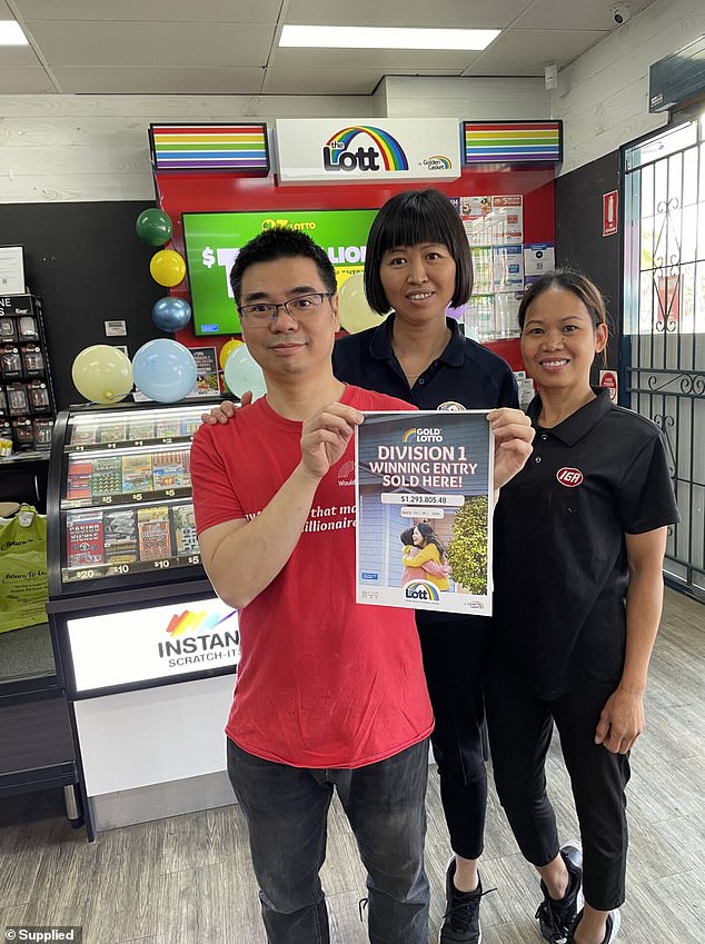 Un hombre de Bathurst ha revelado sus grandes planes después de ganar 15 millones de dólares en el sorteo del Oz Lotto de la semana pasada. (En la foto: imagen de archivo de los trabajadores de Lott)