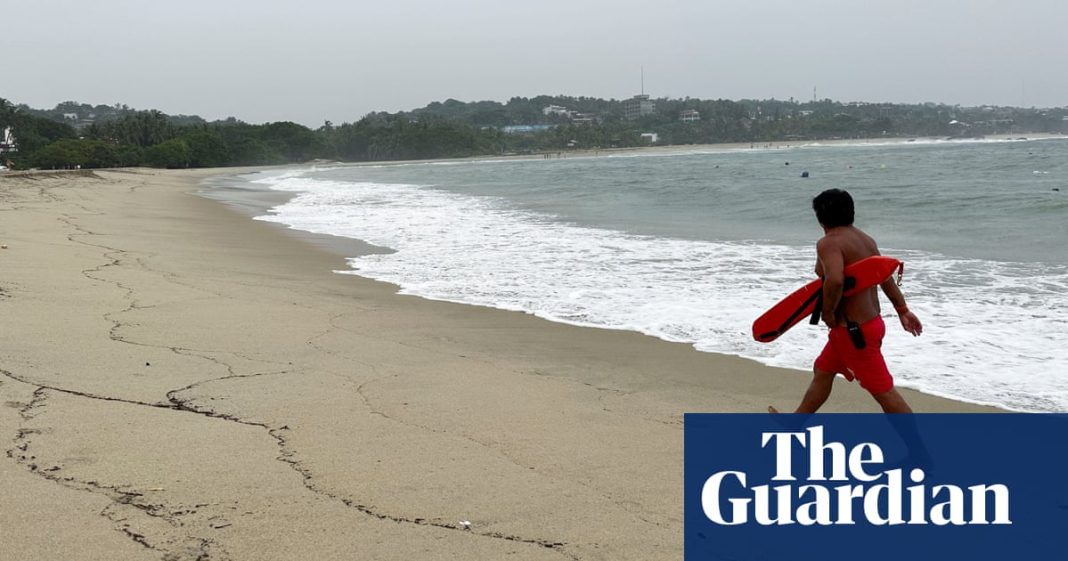 El huracán John se prepara para azotar la costa del Pacífico de México con vientos de 160 km/h
