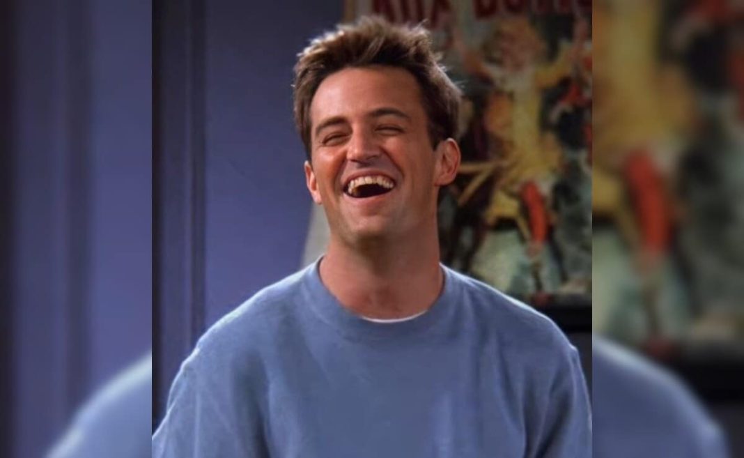 El icónico suéter Chandler de Matthew Perry está disponible en <i>AMIGOS</i> Subasta del 30 aniversario
