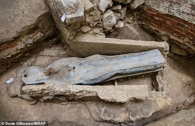 El ataúd encontrado debajo de la catedral de Notre-Dame después del devastador incendio de 2019 ha sido identificado como perteneciente al francés del siglo XVI Joachim du Bellay. En la foto, el sarcófago de plomo del individuo previamente 