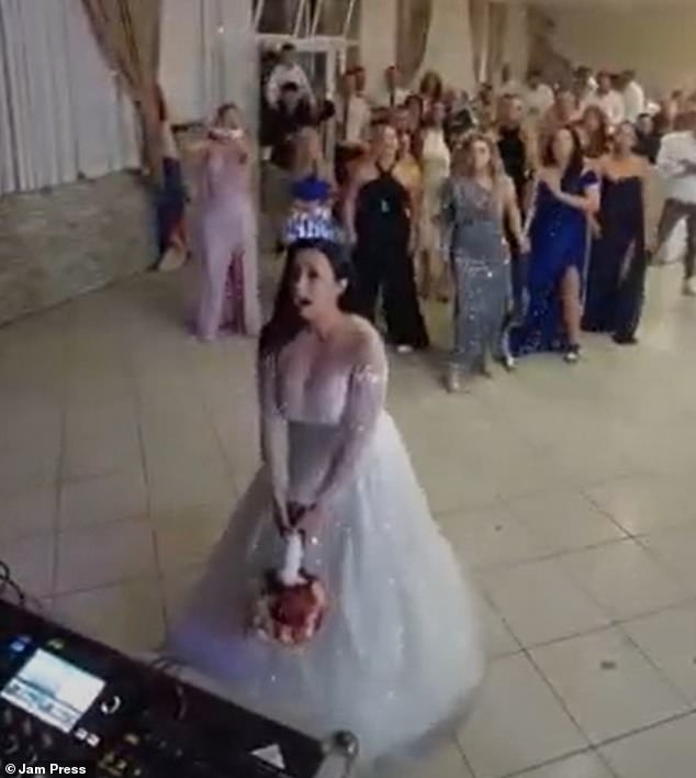 Una divertida tradición nupcial se convirtió rápidamente en una lucha inesperada cuando el lanzamiento de un ramo de flores desató una pelea en toda regla entre los invitados a una boda.