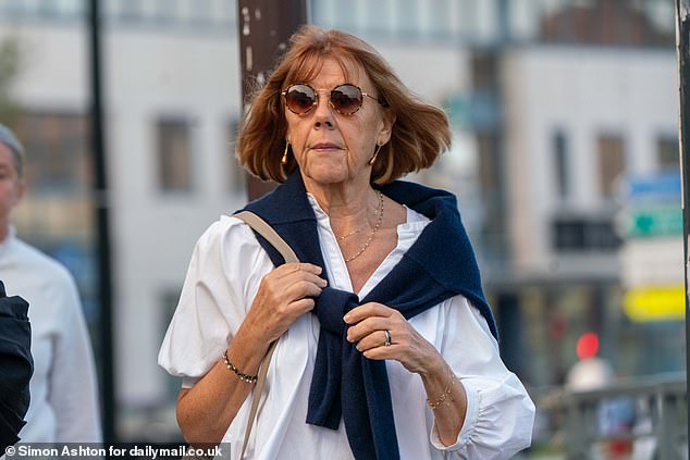 Gisele Pelicot, de 72 años, llega al tribunal de Avignon, Francia, esta mañana